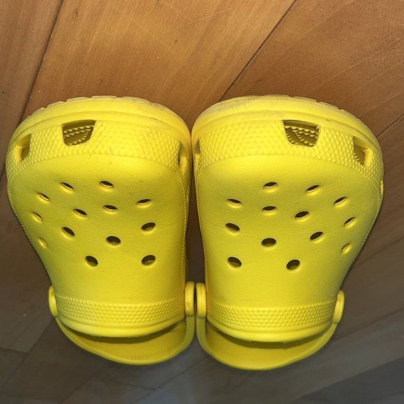CROCS Classic Clog UNISEX in Lemon 🍋 - Picture 6 of 9